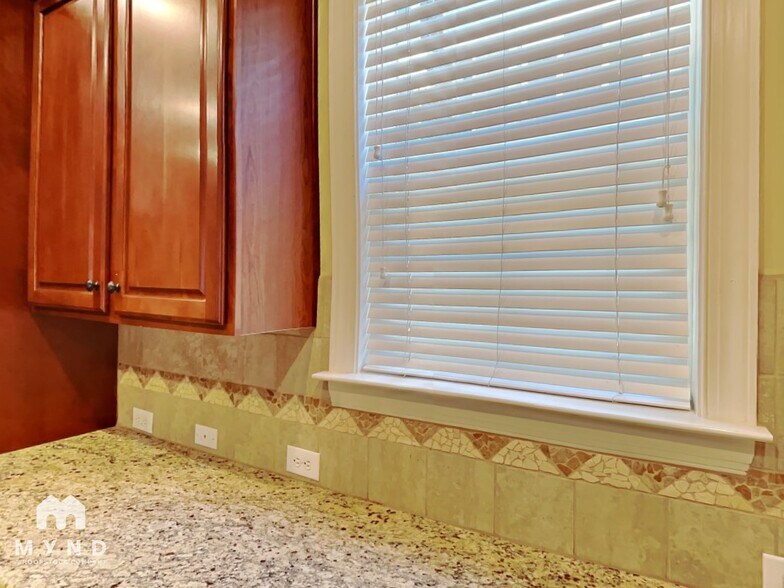 Building Photo - 807 Herrin Ave