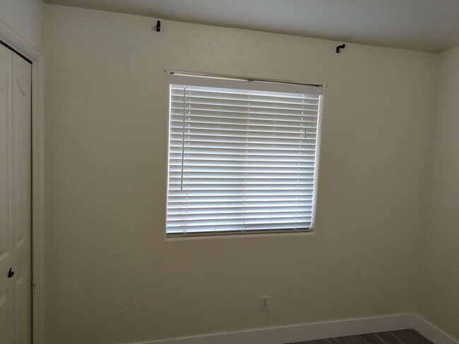 Building Photo - Centrally Located 3 Bedroom Condo. Small D...