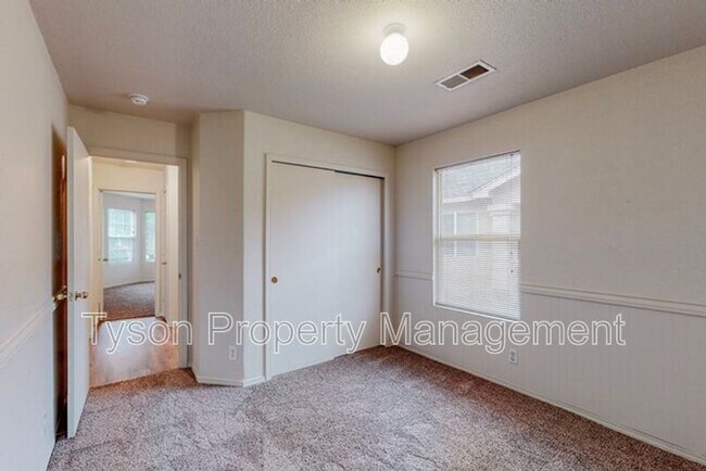 Building Photo - 633 Valley Meadows Dr