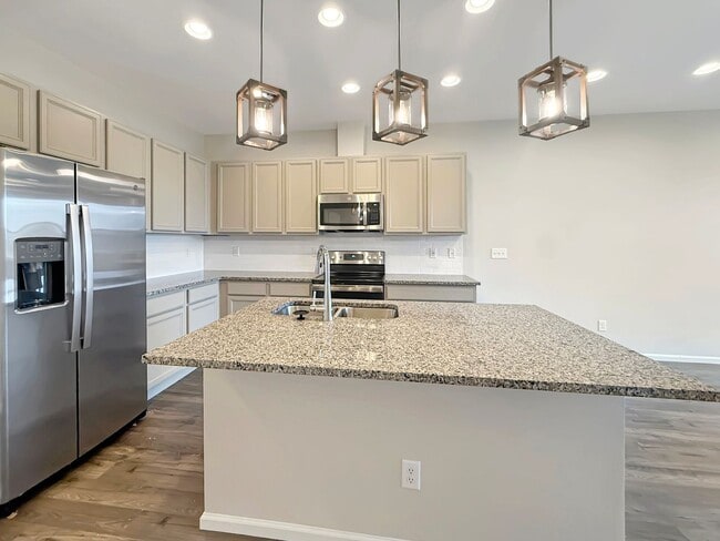 Building Photo - $0 DEPOSIT OPTION. BRIGHT AND SPACIOUS 3-B...