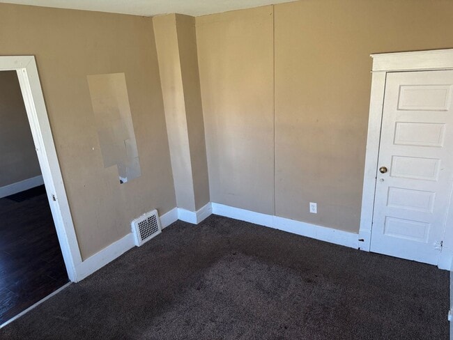 Building Photo - Charming 3-Bedroom Property in Prime Location