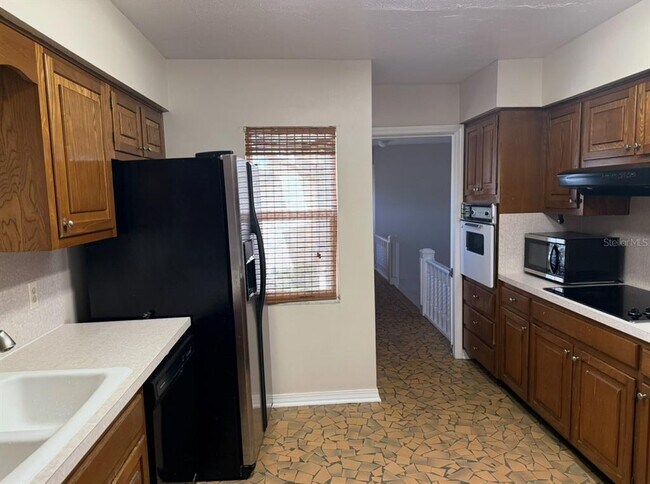 Building Photo - 914 Homewood Dr