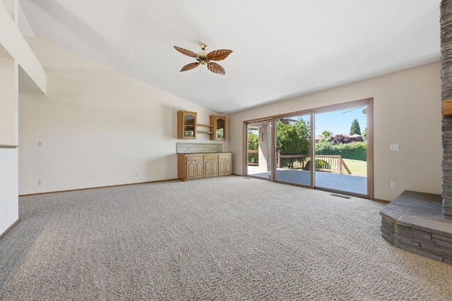 Building Photo - Beautiful Executive Level Rental on Golf Course