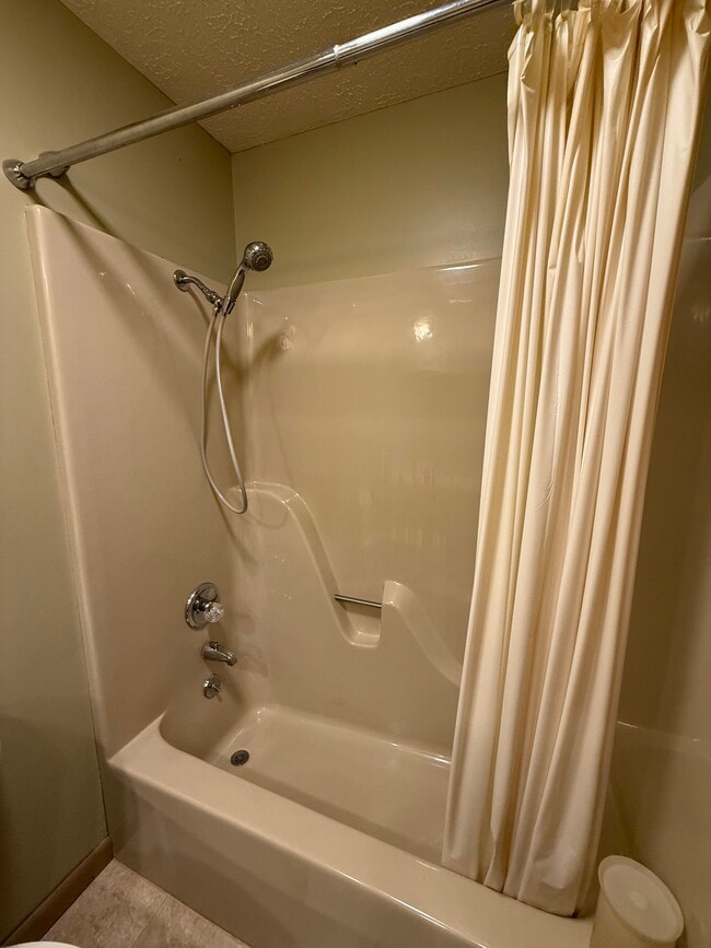 Building Photo - 18 Circle Dr