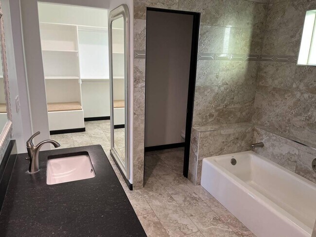 Building Photo - 220 Roehl Rd NW