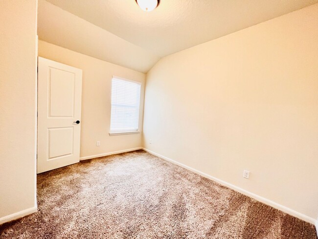 Building Photo - 10218 Lynwood Vlg