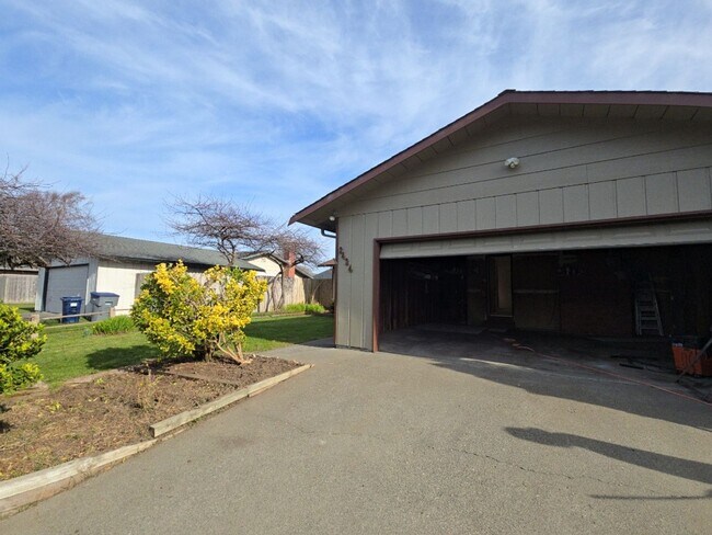 Building Photo - Remodeled 3BD/2A Arcata home close to parks, schools!