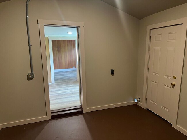 Building Photo - Available 8/1! Spacious 2 Bedroom, 1 Bathroom Home with Bonus Room & Huge Backyard