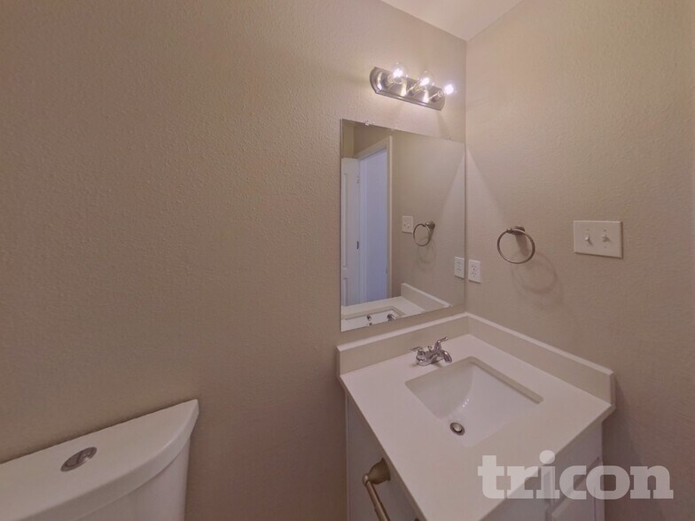 Building Photo - 806 Littleton Dr