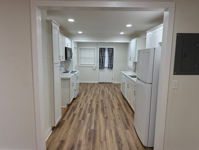 Building Photo - 110 Small St