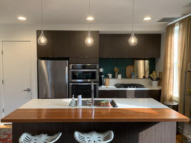 Building Photo - Charming OTR Loft!