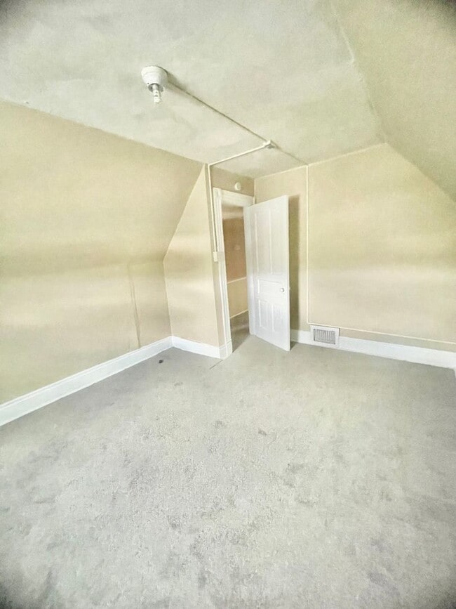 Building Photo - 4 bedroom. 1.5 Bath- Turtle Creek Pa