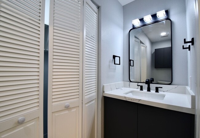 Building Photo - Charming Mediterranean-Style Townhome in G...