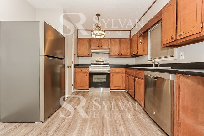 Building Photo - Welcome home to this 3 bedroom, 2 bathroom home