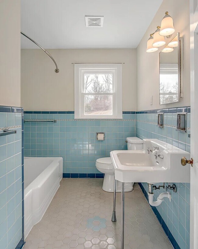 bathroom in hallway - 3245 Kings Ln