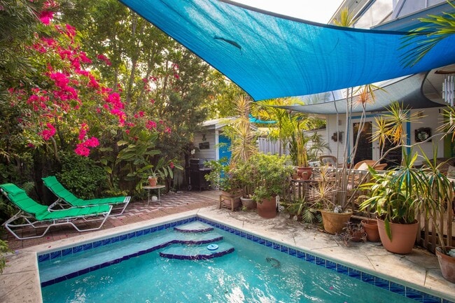 Building Photo - 3 Bedroom 1 bath and 2 half Baths with a g...