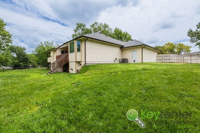 Building Photo - Beautiful, Rare 6 bedroom 3 bath house!