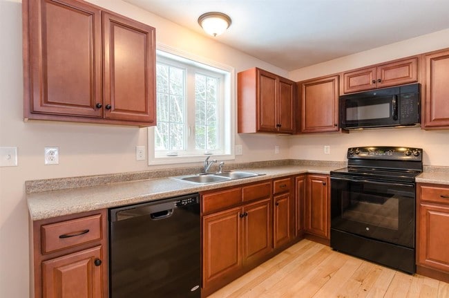 Building Photo - 60 Russell Hill Rd