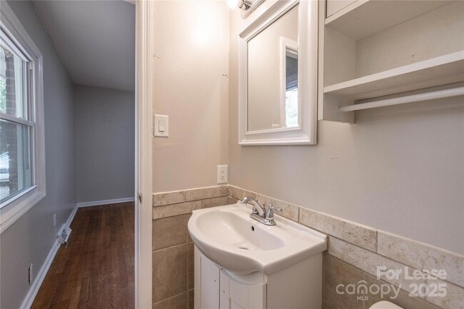 Building Photo - 4438 Gainsborough Rd