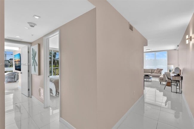 Building Photo - 9901 E Bay Harbor Dr