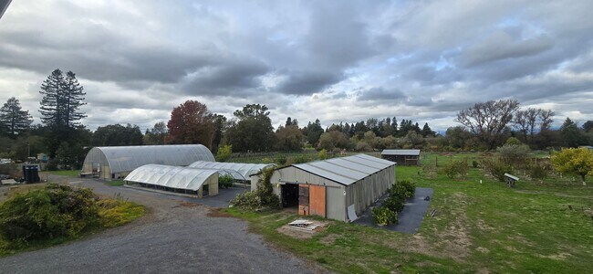 Building Photo - Beautiful Home With Incredible Views