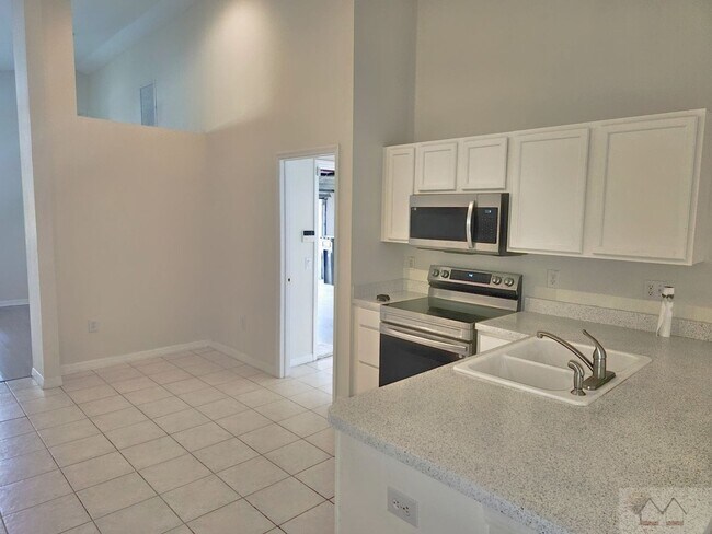 Building Photo - Somerset Beauty