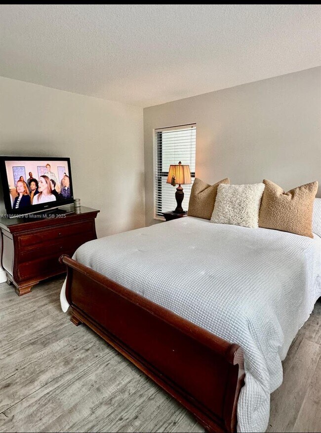 Building Photo - 2309 Fairway Dr S