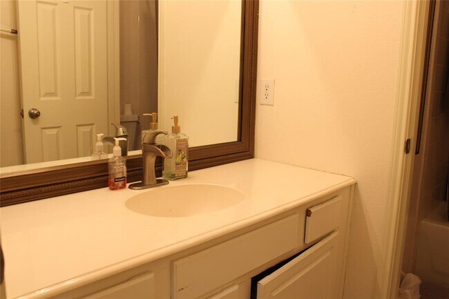 Building Photo - 3917 Glenwyck Dr