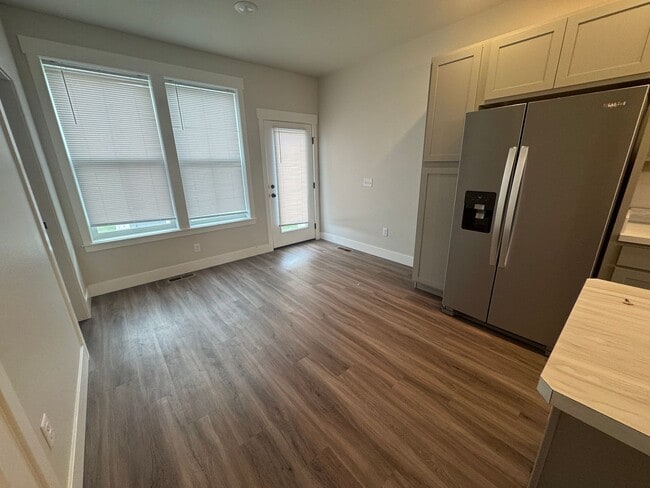 Building Photo - Fresh Annafeld Townhome — Don’t Miss This One