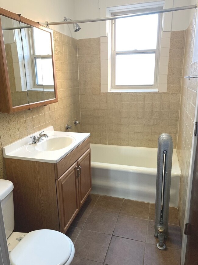 Building Photo - 1025 W Sunnyside Ave