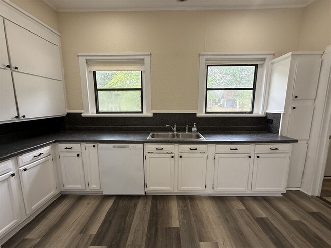 Building Photo - Beautifully Renovated 2 bedroom, 1 bath Bungalow | Historic Highland area | $900/Month Rent
