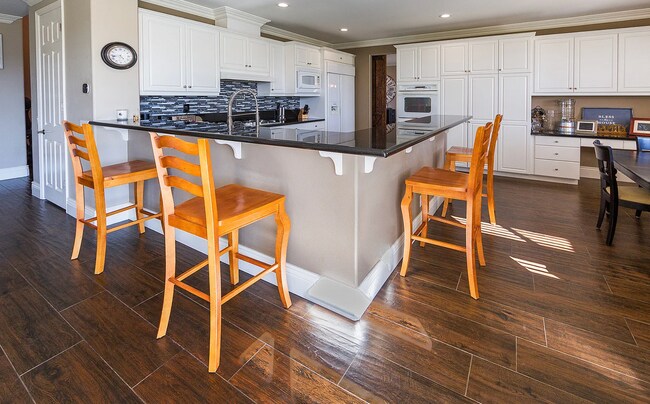 Building Photo - Stunning 5-Bedroom Castaic View Home for Rent!