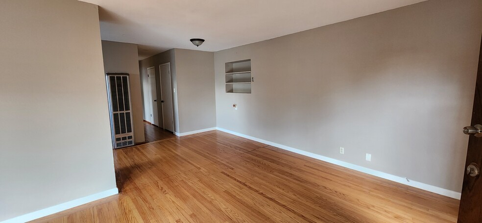 Dining area - 2421 Damuth St