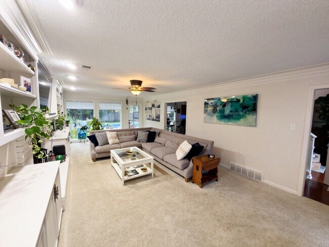 Building Photo - 743 Grovewood Dr