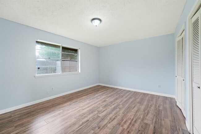 Building Photo - 13910 New Village Ln