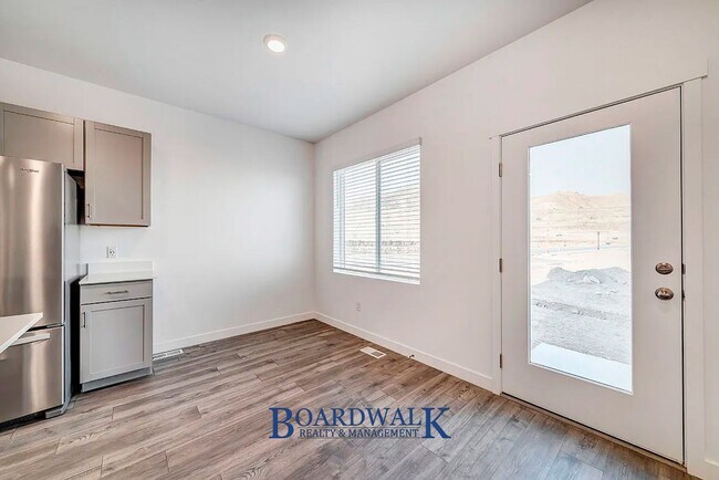 Building Photo - Modern 3-Bed Home with Yard & Amenities