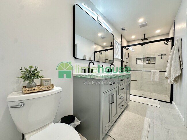 Building Photo - 5 Baywood Ln