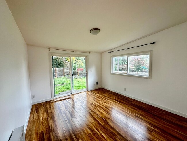 Building Photo - Stylish 4-Bed, 3-Bath Home in South Seattle