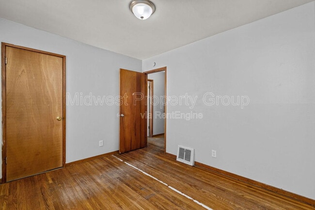 Building Photo - 405 Cameron Rd