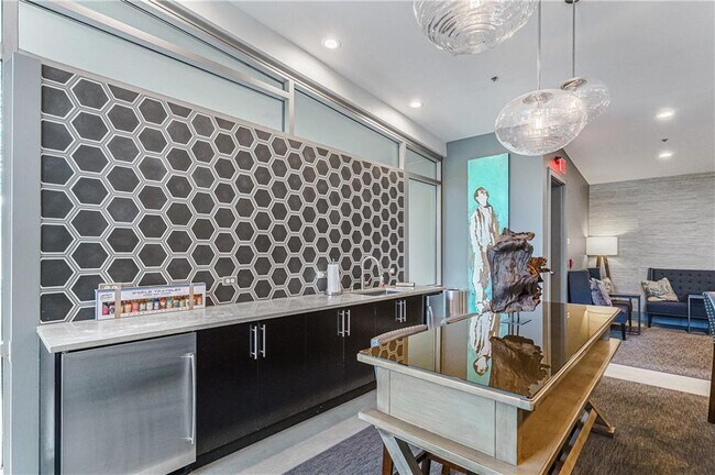 Building Photo - 905 Juniper St NE