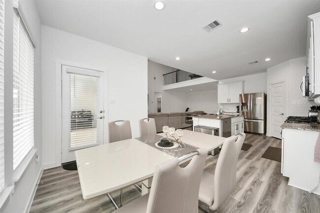 Building Photo - 31515 Avebury Lake Ln