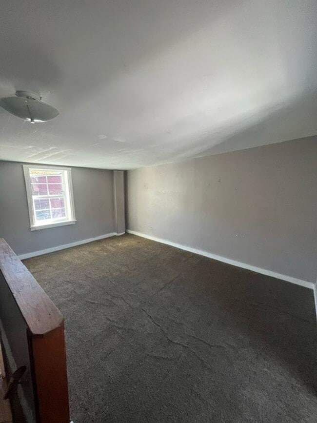 Building Photo - 3 bedroom 1 bathroom