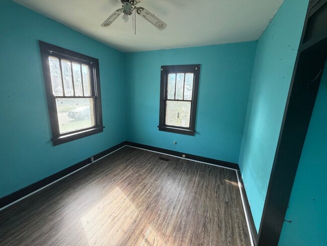 Building Photo - 614 W 8th Ave