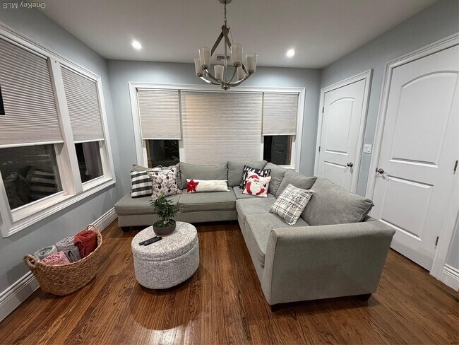 Building Photo - 535 E Walnut St