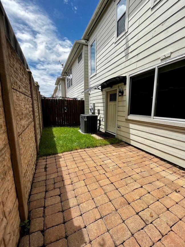 Building Photo - 1773 Aden Dr