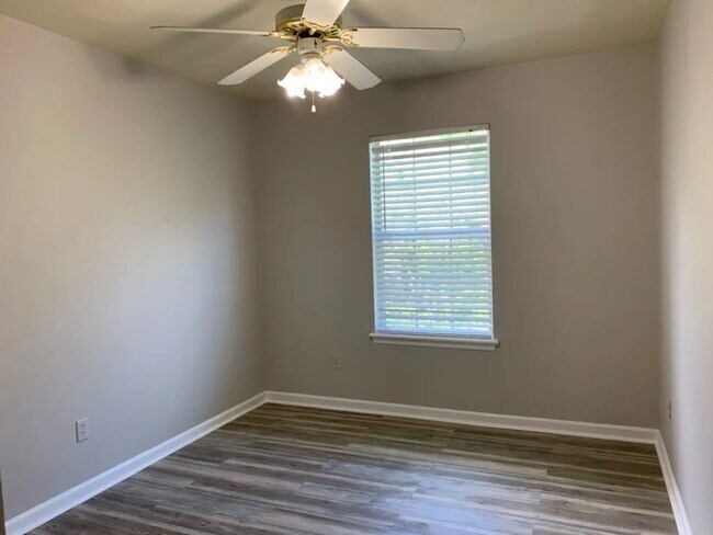 Building Photo - Affordable 4/3 Townhome in Timberwood
