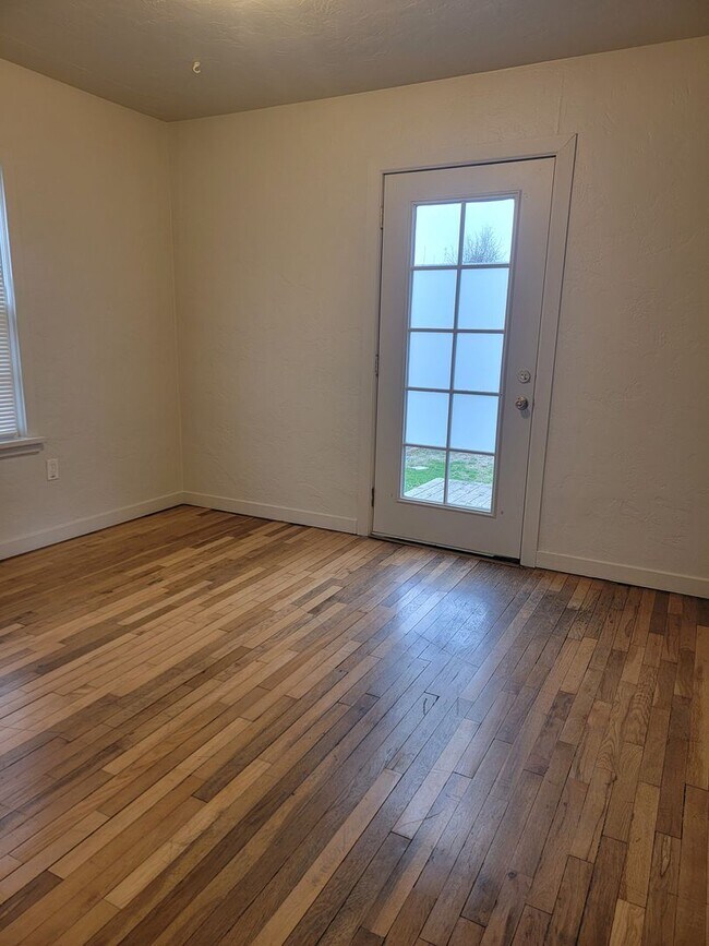 Building Photo - **APPROVED APPLICATIONS**  2 bed 1 bath single family home