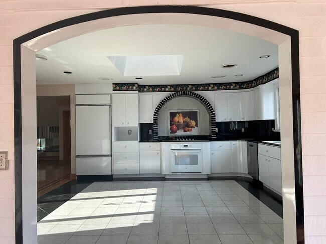 Building Photo - 990 Humphrey St