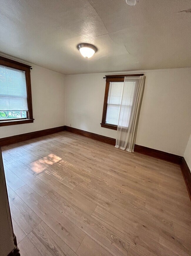 Building Photo - ! Available February !  4 Bed 2 Bath Cedar Falls Home