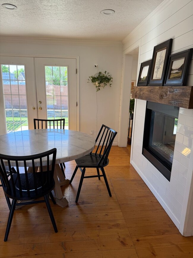 Building Photo - Beautiful 4 bedroom, 3 bathroom Home with a pool!!